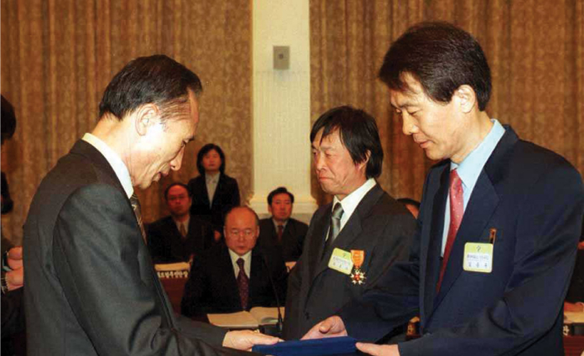 2002년 11월 27일 한일월드컵의 성공적인 개최에 이바지한 공로로 정부 체육포장 수상 1